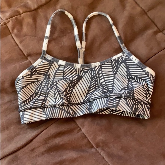 Lululemon Sports Bra size 6 - Picture 1 of 2